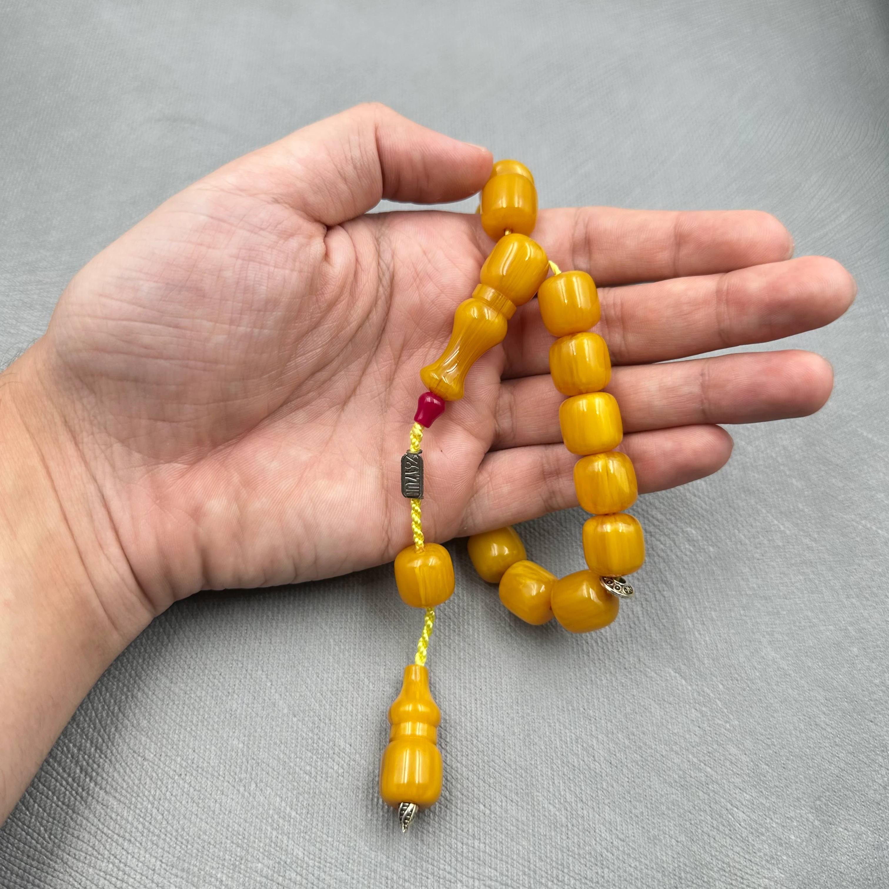 Zeyzun Usta İşçilikli Tam Bilek Boy Yoğun Dik Hareli Efe Maskot Sıkma Kehribar Tespih